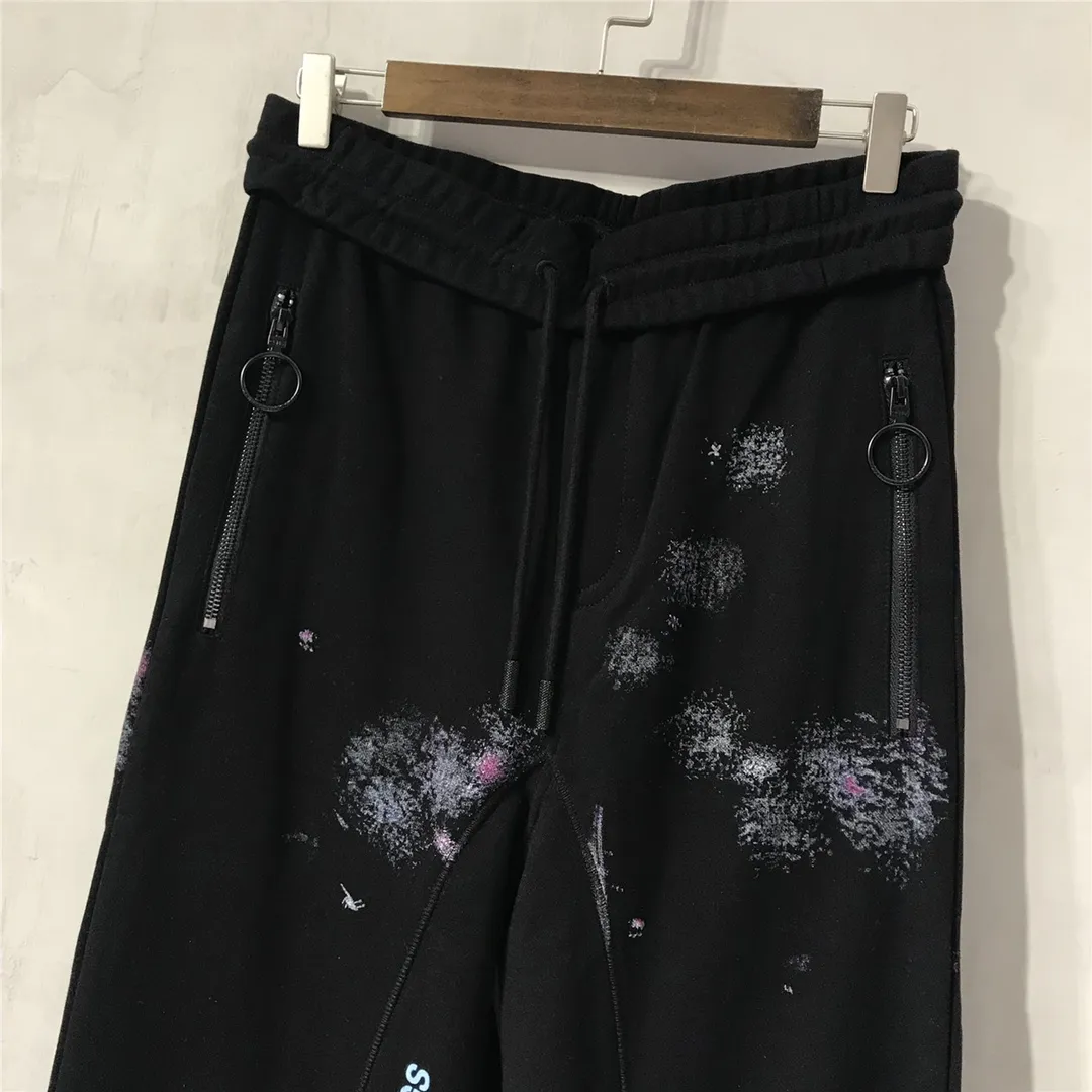 Tested version OFF 17FW WHITE Starry Sky Fireworks Splash Ink OW Sports Autumn and Winter Sweatpants Casual Pants Men's and Women's Tight Pants The fireworks color is obtained through contrasting printing. There are eight panels in the whole body. Seven color sets and eight panels are printed in eight times. The first layer is gray, the second layer is white, the third layer is yellow, the fourth layer is green, the fifth layer is blue, the sixth layer is purple, the seventh layer is orange, and the last layer is made of arrow paint printing. The seven colors are stacked on each other, and new colors will also be produced. The arrows on the back and the squares on the front are first glued and then hung four times in a row. The paint has an obvious concave and convex feeling. Quality depends on the details. The blue letters are electrostatic three-dimensional flocking. They are made separately first and then printed through high-temperature thermal transfer. The difficulty is unprecedentedly high. I have made more than 50,000 pieces of fireworks series in total. More than half of the ones you see on the market are from my home!  Size: XS-L Color: Black (The waist is elastic and can be enlarged) P: 380